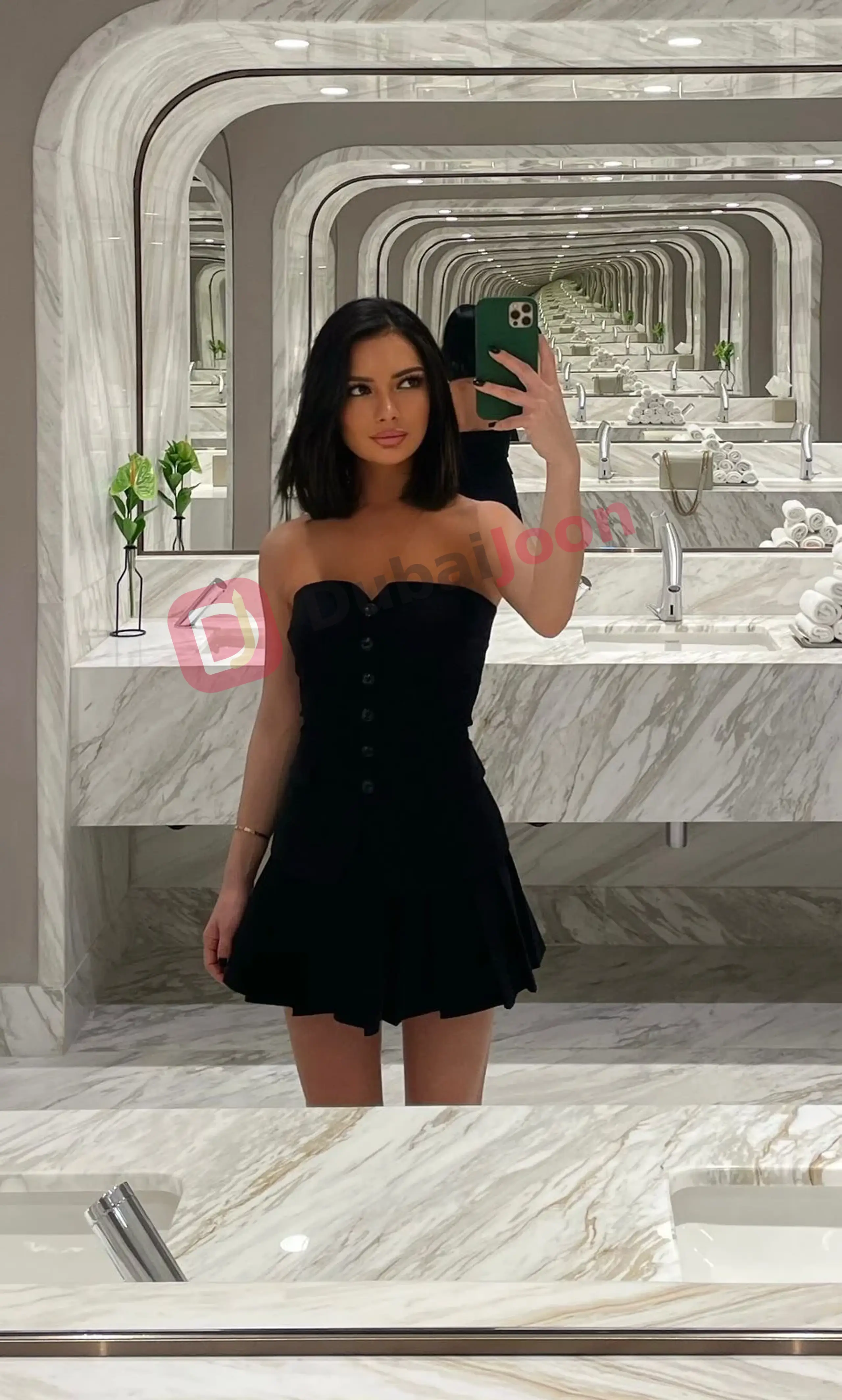 Profile of mia in Dubai, photograph 1