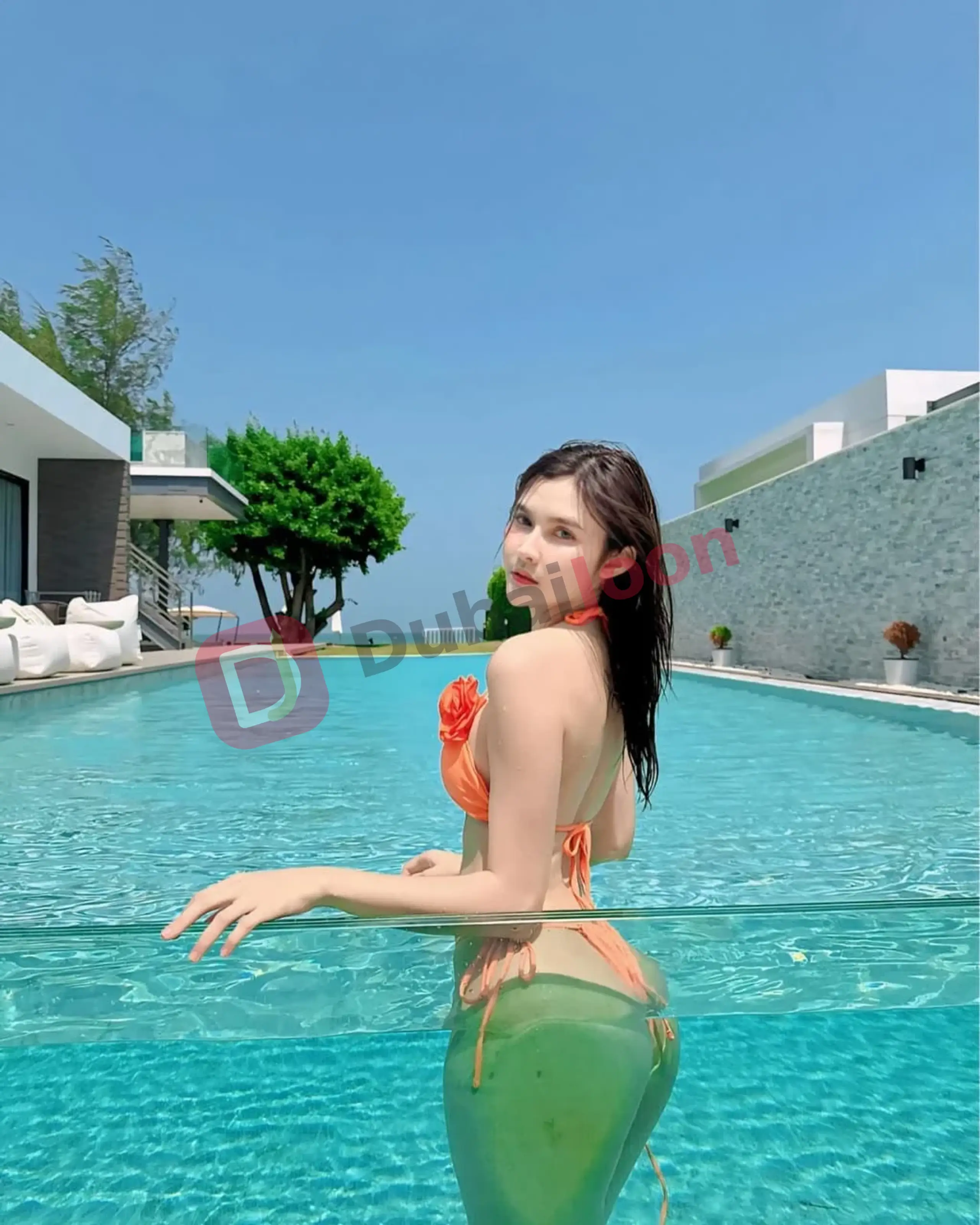 Profile of Melly in Dubai, photograph 1