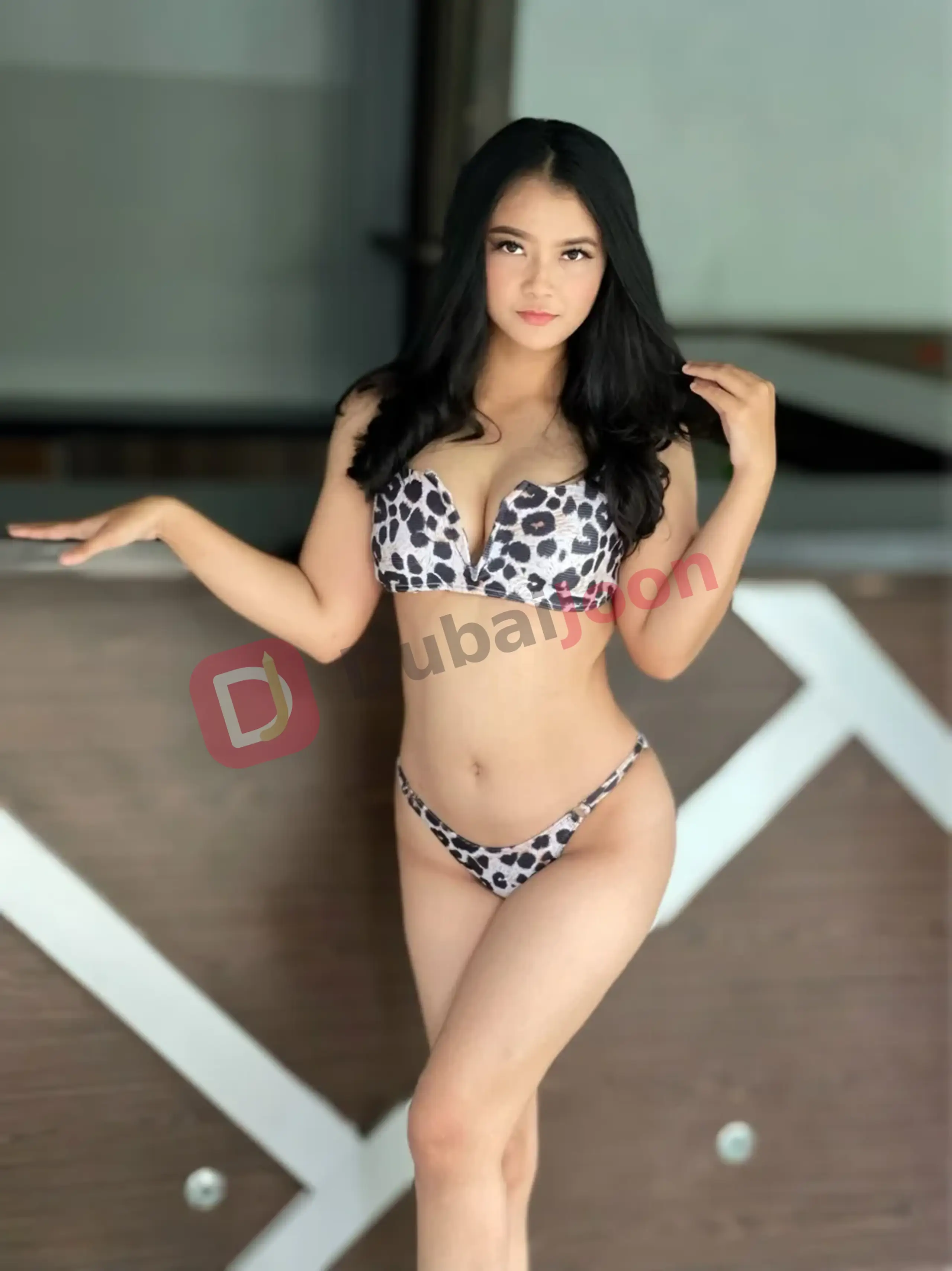 Profile of aluna in Dubai, photograph 1