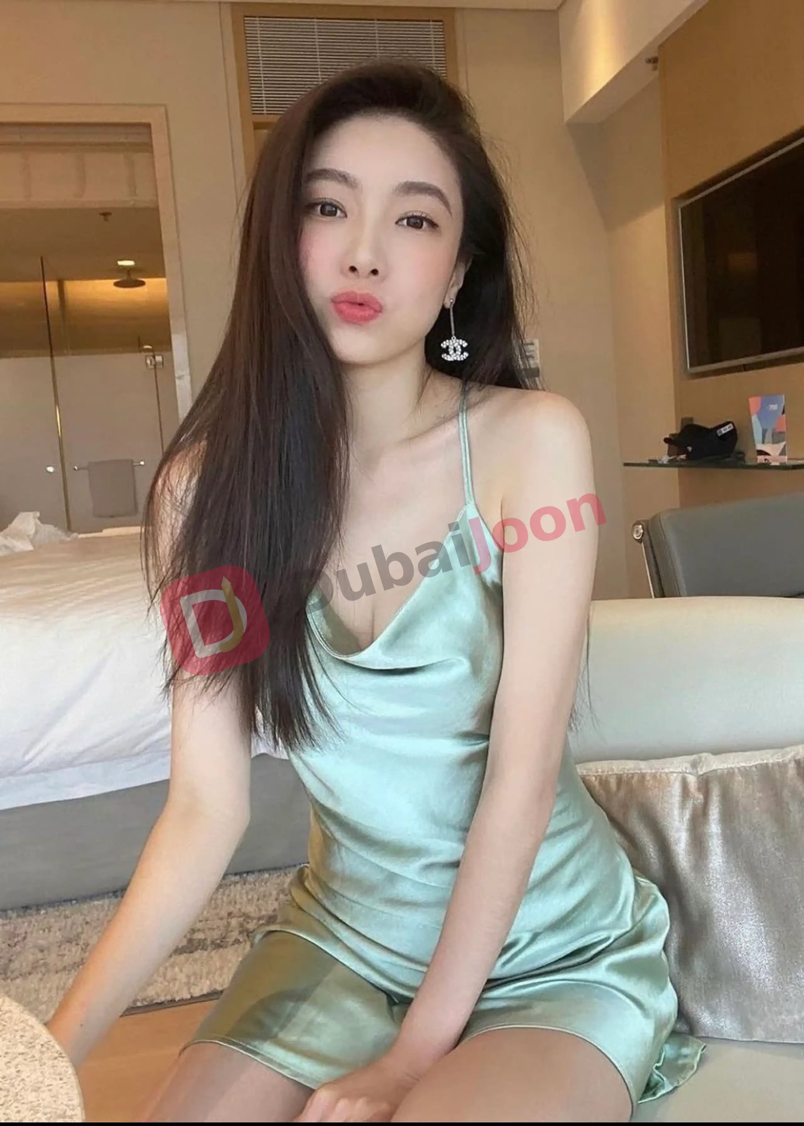 Profile of Olivia in Dubai, photograph 1