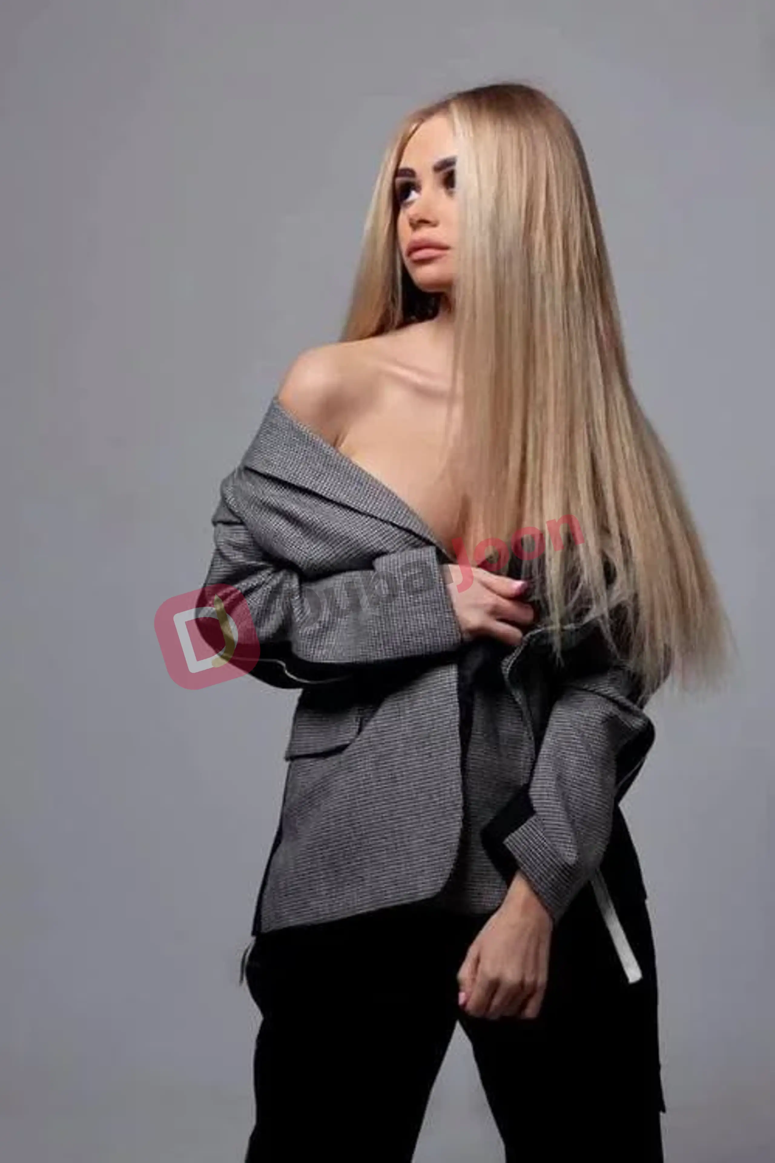 Profile of Julia in Dubai, photograph 1